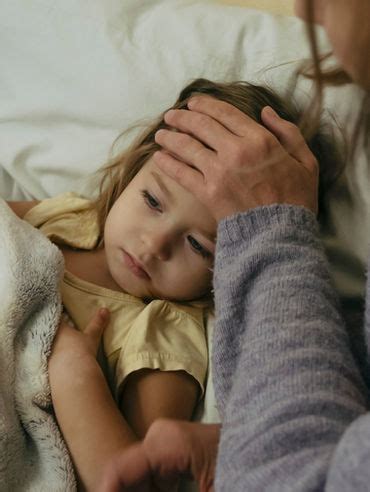 Dieťa s kašľom počúvané stetoskopom