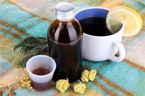 Fľaša sirupu na vlhký kašeľ s bylinkami