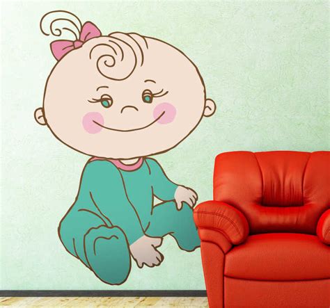 Dieťa s úsmevom sediace na toalete s redukciou