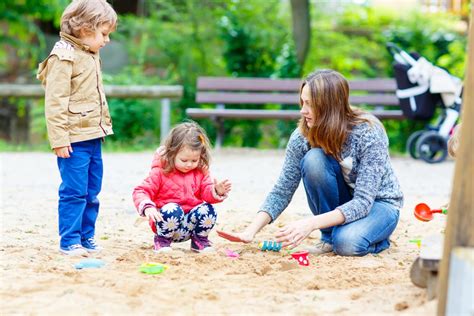 Dieťa hrá na ihrisku s inými deťmi