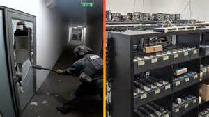 Logopéd pracujúci s dieťaťom pomocou obrázkových kariet