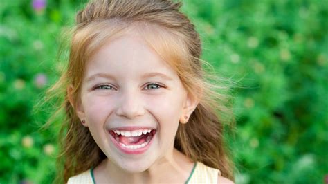 Rodičia objímajú šťastné dieťa