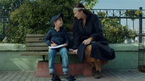 Symbolická fotografia matky a dcéry pri rozhovore