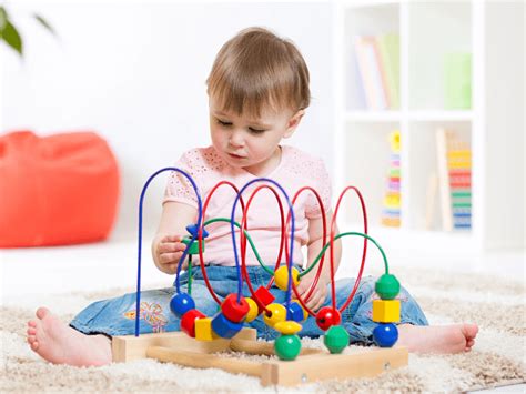 dieťa hrá s hračkou Oball