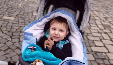 Dieťa sediace s oporou a bez opory