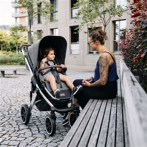 Ilustračná fotografia rodiny s kočíkom Moon