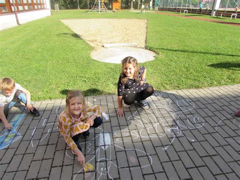 Dieťa objavujúce kamienky na chodníku