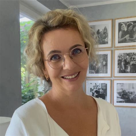 Ilustrácia rodiny na prechádzke, dieťa sa drží rodiča za ruku