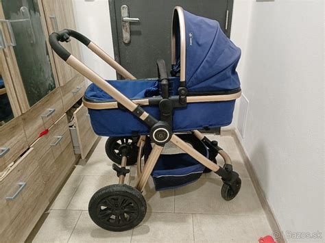 Detailná fotografia poškriabanej konštrukcie kočíka alebo vyblednutej striešky.